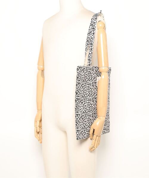 florist（フローリスト）の「【A4収納可】フラワープリントスクエアトートバッグ/エコバッグ/サブバッグ（トートバッグ・レディース・ブラック系1/ホワイト系1/ブラック系2・FREE）」の7枚目の写真