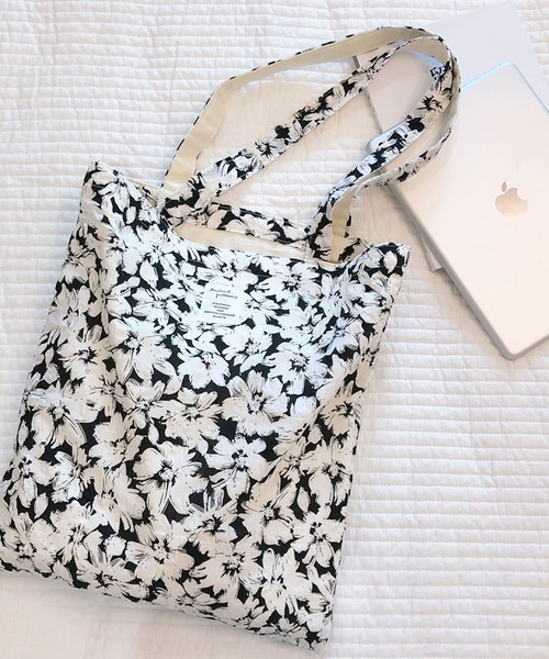 florist（フローリスト）の「【A4収納可】フラワープリントスクエアトートバッグ/エコバッグ/サブバッグ（トートバッグ・レディース・ブラック系1/ホワイト系1/ブラック系2・FREE）」の3枚目の写真