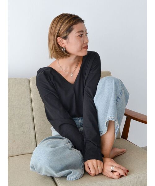 Ungrid（アングリッド）の「ハイツイストＶネックロングスリーブTee（Tシャツ/カットソー・レディース・オフホワイト/ブラック/イエロー・FREE）」の3枚目の写真