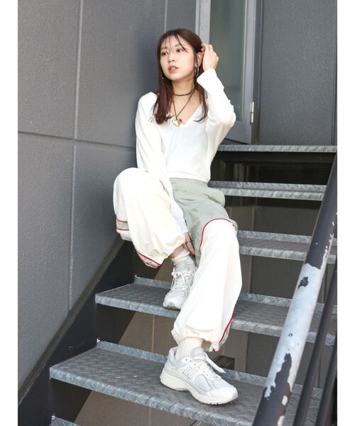 Ungrid（アングリッド）の「ハイツイストＶネックロングスリーブTee（Tシャツ/カットソー・レディース・オフホワイト/ブラック/イエロー・FREE）」の16枚目の写真