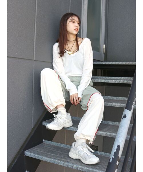 Ungrid（アングリッド）の「ハイツイストＶネックロングスリーブTee（Tシャツ/カットソー・レディース・オフホワイト/ブラック/イエロー・FREE）」の17枚目の写真