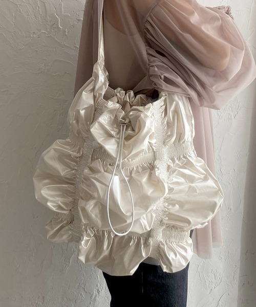 She's Closet(シーズクローゼット)の「メタリックシャーリングショルダーバッグ/肩掛けトートバッグ(ショルダーバッグ・レディース・アイボリー/ゴールド/ブラック/シルバー・FREE)」の2枚目の写真