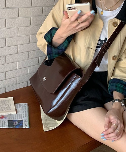 gossip!ロサンゼルス(ゴシップロサンゼルス)の「Y2K 大容量バッグ ショルダーバッグ 斜め掛けバッグ 通勤用(ショルダーバッグ・レディース・ブラック/ブラウン・FREE)」の6枚目の写真
