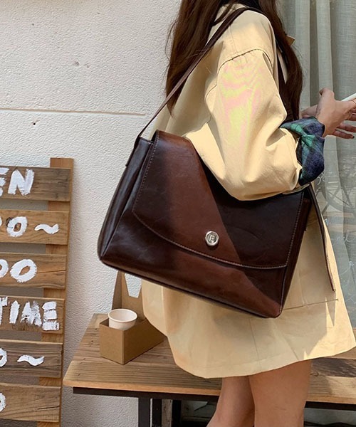 gossip!ロサンゼルス(ゴシップロサンゼルス)の「Y2K 大容量バッグ ショルダーバッグ 斜め掛けバッグ 通勤用(ショルダーバッグ・レディース・ブラック/ブラウン・FREE)」の9枚目の写真