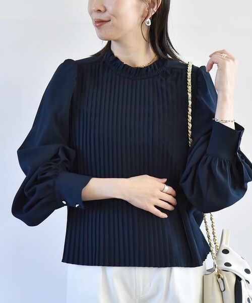 quaranciel(カランシエル)の「quaranciel:〈手洗い可能〉プリーツ ハイネック ブラウス(シャツ/ブラウス・レディース・ネイビー/オフホワイト・ONE SIZE)」の2枚目の写真