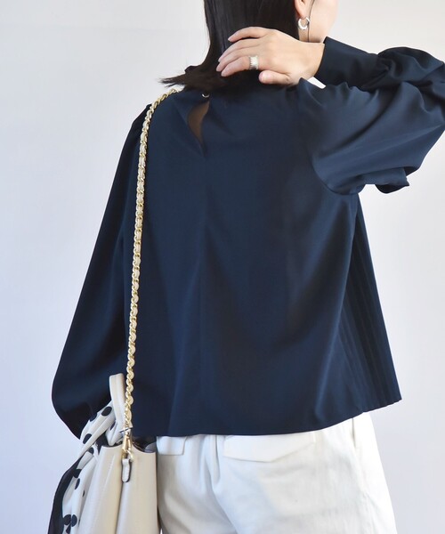 quaranciel(カランシエル)の「quaranciel:〈手洗い可能〉プリーツ ハイネック ブラウス(シャツ/ブラウス・レディース・ネイビー/オフホワイト・ONE SIZE)」の14枚目の写真