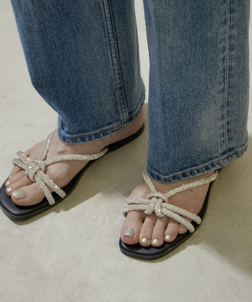 SALON adam et rope'（サロン アダム エ ロペ）の「【VINILO（ヴィニーロ）】別注ビジューサンダル（サンダル・レディース・シルバー/ゴールド系その他2・36/37/38）」の2枚目の写真