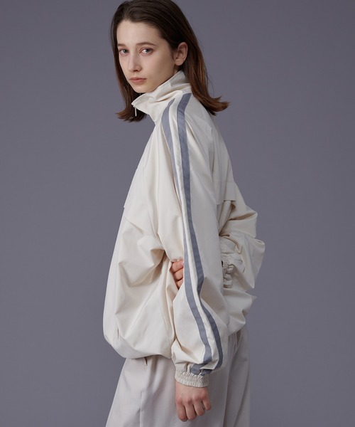 LOHEN ボトルネック レイヤードブルゾン　ホワイト ONCILY（オンシェリー）の「STAND NECK BICOLOR TRACK BLOUSON