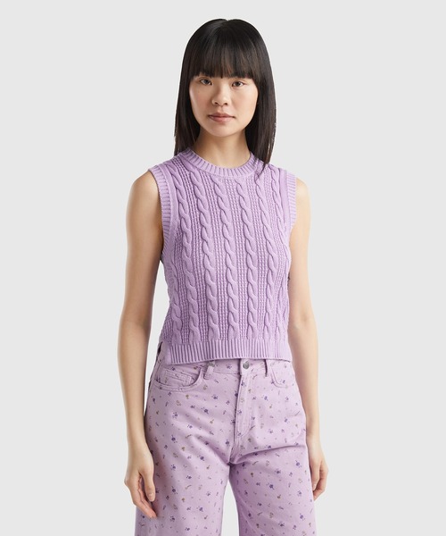 BENETTON (UNITED COLORS OF BENETTON)(ベネトンユナイテッドカラーズオブベネトン)の「コットン100%クルーネックケーブル編みクロップド丈サイドスリットノースリーブニットトップス(ベスト・レディース・ラベンダー/ライトブルー/ホワイト・SMALL/X-SMALL/MEDIUM)」の3枚目の写真