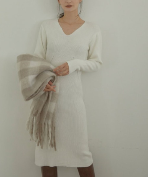 ACYM（アシーム）の「2024 Decollete cut knit ワンピース（ワンピース・レディース・アイボリー/ブラック・FREE）」の2枚目の写真