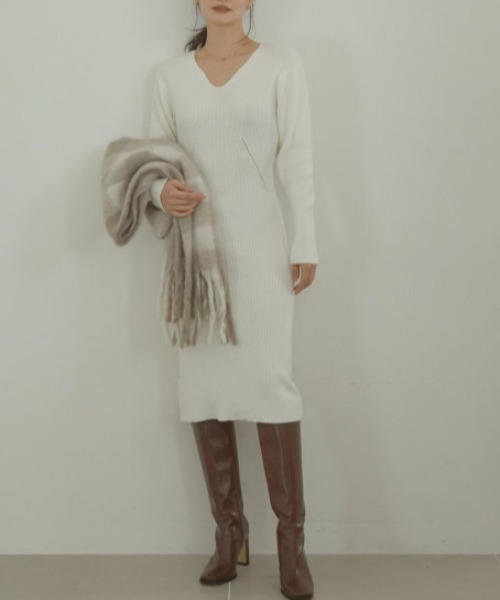 ACYM（アシーム）の「2024 Decollete cut knit ワンピース（ワンピース・レディース・アイボリー/ブラック・FREE）」の5枚目の写真
