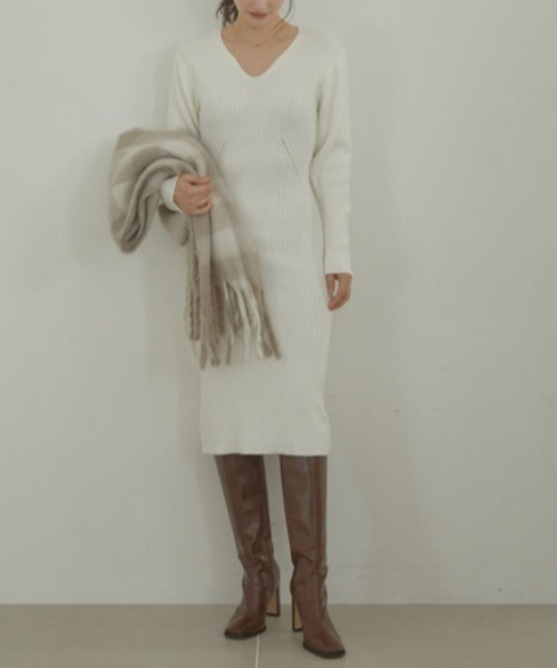 ACYM（アシーム）の「2024 Decollete cut knit ワンピース（ワンピース・レディース・アイボリー/ブラック・FREE）」の11枚目の写真
