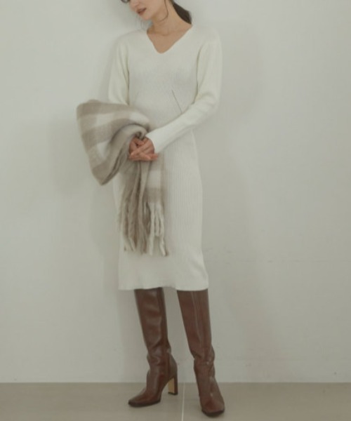 ACYM（アシーム）の「2024 Decollete cut knit ワンピース（ワンピース・レディース・アイボリー/ブラック・FREE）」の12枚目の写真