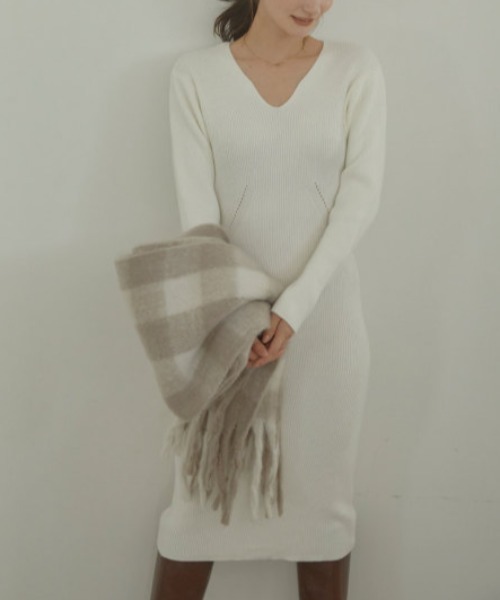 ACYM（アシーム）の「2024 Decollete cut knit ワンピース（ワンピース・レディース・アイボリー/ブラック・FREE）」の4枚目の写真