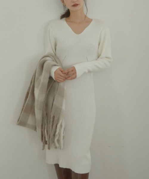 ACYM（アシーム）の「2024 Decollete cut knit ワンピース（ワンピース・レディース・アイボリー/ブラック・FREE）」の10枚目の写真