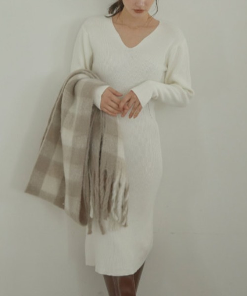 ACYM（アシーム）の「2024 Decollete cut knit ワンピース（ワンピース・レディース・アイボリー/ブラック・FREE）」の3枚目の写真