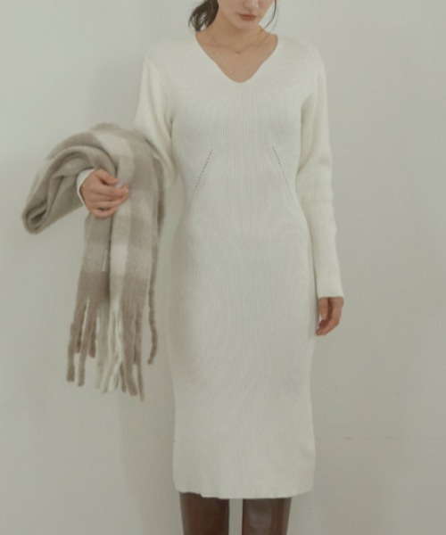 ACYM（アシーム）の「2024 Decollete cut knit ワンピース（ワンピース・レディース・アイボリー/ブラック・FREE）」の9枚目の写真