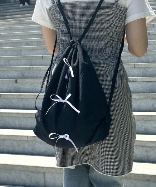 FOREVER 21(フォーエバー トゥエンティーワン)の「【2024SS】リボンナップサック(バックパック/リュック・レディース・ネイビー/ホワイト・FREE)」の2枚目の写真