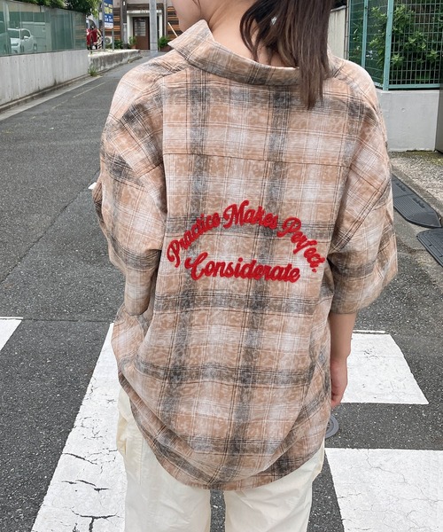 AS KNOW AS plus（アズノゥアズプラス）の「◎サガラ刺繍 バックアートロゴ半袖ビッグシャツ（シャツ/ブラウス・レディース・イエロー系/ブルー系/グリーン系/ベージュ系1/ブルー系1/ブラウン系1・FREE）」の2枚目の写真