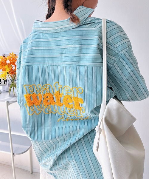 AS KNOW AS plus（アズノゥアズプラス）の「◎サガラ刺繍 バックアートロゴ半袖ビッグシャツ（シャツ/ブラウス・レディース・イエロー系/ブルー系/グリーン系/ベージュ系1/ブルー系1/ブラウン系1・FREE）」の3枚目の写真