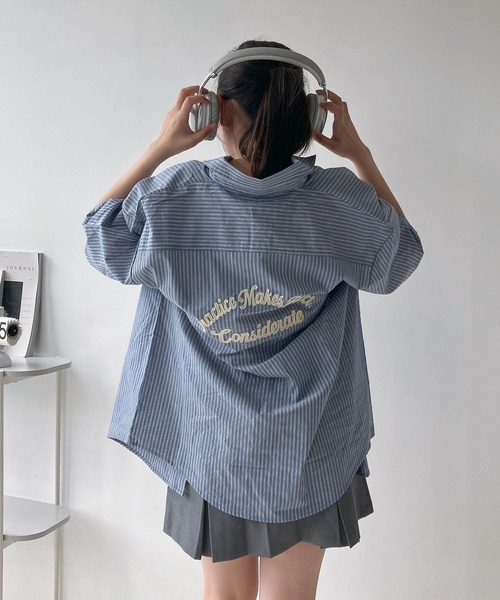 AS KNOW AS plus（アズノゥアズプラス）の「◎サガラ刺繍 バックアートロゴ半袖ビッグシャツ（シャツ/ブラウス・レディース・イエロー系/ブルー系/グリーン系/ベージュ系1/ブルー系1/ブラウン系1・FREE）」の5枚目の写真