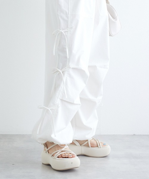 w closet（ダブルクローゼット）の「サイドリボンパラシュートパンツ（カーゴパンツ・レディース・ピンク/ホワイト系その他/カーキ/オフホワイト・FREE）」の10枚目の写真
