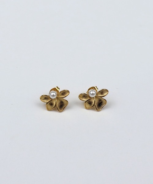 CEMONEMO(セモネモ)の「【金属アレルギー対応】 ハーフフラワー パール ピアス / サージカルステンレス 316L(ピアス(両耳用)・レディース・ゴールド/シルバー・FREE)」の7枚目の写真