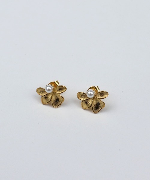 CEMONEMO(セモネモ)の「【金属アレルギー対応】 ハーフフラワー パール ピアス / サージカルステンレス 316L(ピアス(両耳用)・レディース・ゴールド/シルバー・FREE)」の8枚目の写真