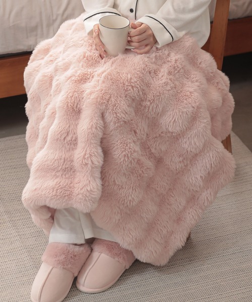 ALTROSE（アルトローズ）の「もこもこ 立体 ぽこぽこ ボア ひざ掛け クラウド（ブランケット・レディース・ピンク/ベージュ/アイボリー/グレー・FREE）」の4枚目の写真