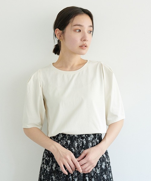 CROSS FUNCTION(クロスファンクション)の「《接触冷感・抗菌防臭》きれいめパフスリーブTシャツ【CF/クロスファンクション】(Tシャツ/カットソー・レディース・オフホワイト/ライトピンク/ライトベージュ・M/L)」の2枚目の写真