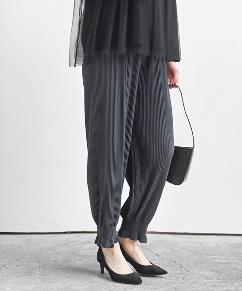 rps(アールピーエス)の「裾シャーリングカットプリーツパンツ(その他パンツ・レディース・ブラック/チャコールグレー・フリー)」の1枚目の写真