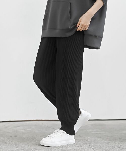 rps(アールピーエス)の「裾シャーリングカットプリーツパンツ(その他パンツ・レディース・ブラック/チャコールグレー・フリー)」の2枚目の写真