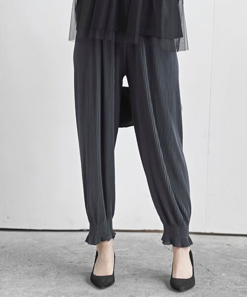 rps(アールピーエス)の「裾シャーリングカットプリーツパンツ(その他パンツ・レディース・ブラック/チャコールグレー・フリー)」の7枚目の写真