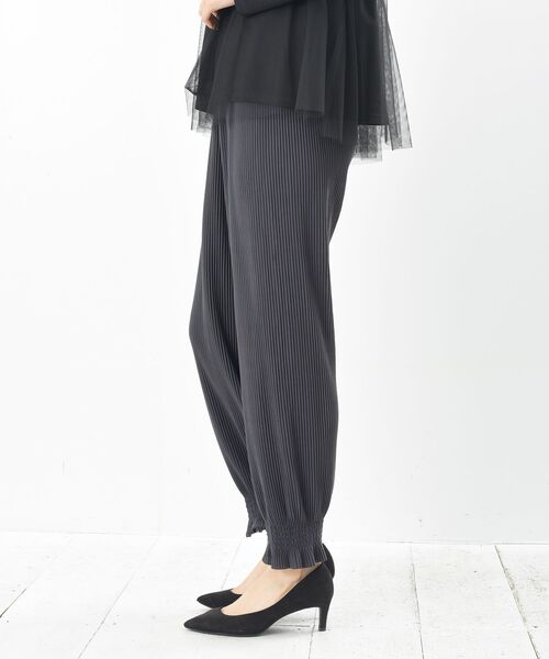 rps(アールピーエス)の「裾シャーリングカットプリーツパンツ(その他パンツ・レディース・ブラック/チャコールグレー・フリー)」の20枚目の写真