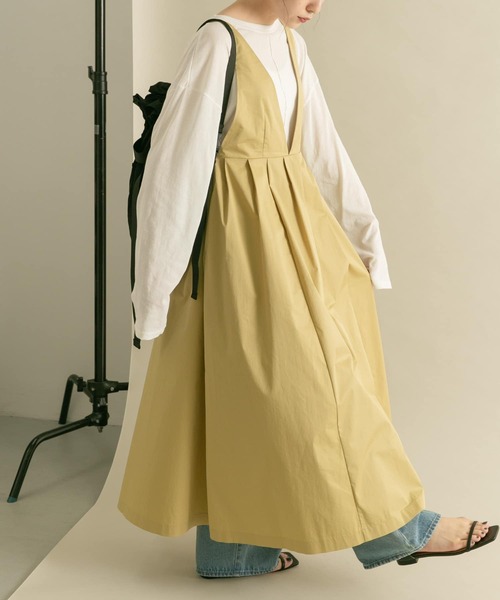 KBF（ケイビーエフ）の「『2サイズ展開』ディープネックジャンパースカート（ワンピース・レディース・ベージュ/ネイビー・36/38）」の6枚目の写真