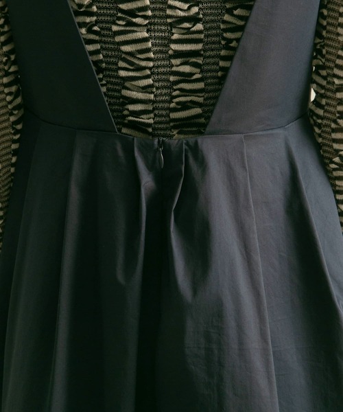 KBF（ケイビーエフ）の「『2サイズ展開』ディープネックジャンパースカート（ワンピース・レディース・ベージュ/ネイビー・36/38）」の18枚目の写真