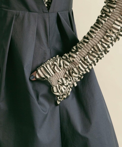 KBF（ケイビーエフ）の「『2サイズ展開』ディープネックジャンパースカート（ワンピース・レディース・ベージュ/ネイビー・36/38）」の19枚目の写真