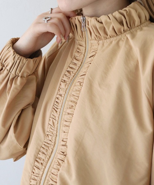 CLEIO(クレイオ)の「【CLEIO】スタンドカラーナイロンブルゾン/STAND COLLAR NYLON BLOUSON/922-12616(ナイロンジャケット・レディース・ベージュ/アイボリー/ブラック・FREE)」の4枚目の写真