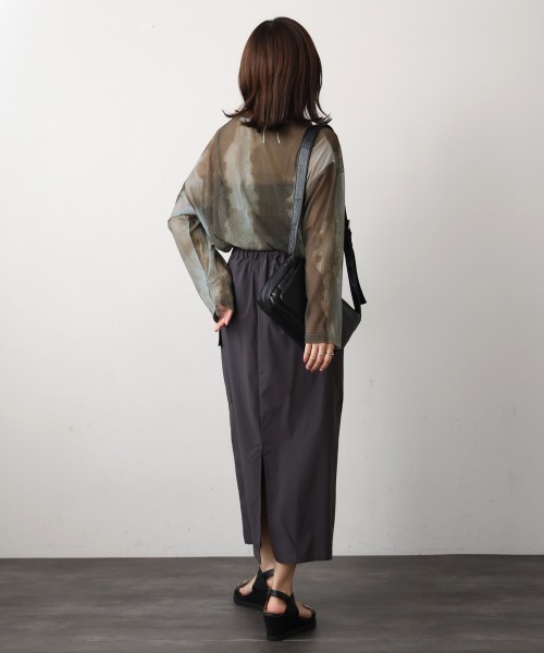 Bou Jeloud（ブージュルード）の「オーバーサイズニュアンスシアートップス（Tシャツ/カットソー・レディース・ブラウン/ネイビー・FREE）」の5枚目の写真