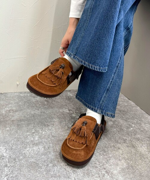 fredy emue(フレディエミュ)の「【SHAKA/シャカ】MOG MULE TASSEL SUEDE(サンダル・レディース・ブラック/ブラウン・24/23)」の2枚目の写真