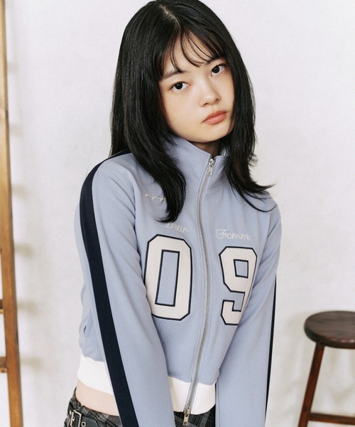 FCMM（エフシーエムエム）の「NUMBERING TRACK JACKET/ナンバリングトラックジャケット（ジャージ・レディース・ピンク/ネイビー/ライトブルー・SMALL/MEDIUM）」の4枚目の写真