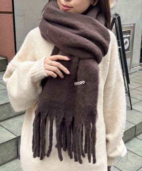 Chico（チコ）の「ブローチ付きフリンジストールマフラー（マフラー・レディース・グレー/ブラウン/ベージュ/レッド/アイボリー・FREE）」の3枚目の写真