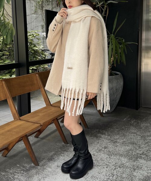 Chico（チコ）の「ブローチ付きフリンジストールマフラー（マフラー・レディース・グレー/ブラウン/ベージュ/レッド/アイボリー・FREE）」の10枚目の写真