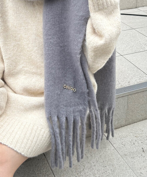 Chico（チコ）の「ブローチ付きフリンジストールマフラー（マフラー・レディース・グレー/ブラウン/ベージュ/レッド/アイボリー・FREE）」の13枚目の写真