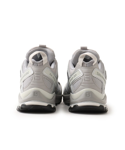 SALOMON（サロモン）の「SALOMON XA PRO 3D / ｻﾛﾓﾝ XA ﾌﾟﾛ 3D（スニーカー・メンズ・シルバー・26.0cm/26.5cm/27.0cm/27.5cm/28.0cm/28.5cm/29.0cm/30.0cm/24.0cm/24.5cm/25.0cm/25.5cm/23.5cm/23.0cm）」の3枚目の写真