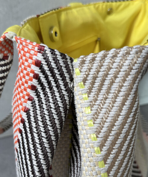 Chez toi(シェトワ)の「MIX/ストライプ柄トート(トートバッグ・レディース・ブラック/ベージュ/オレンジ/ブラウン・FREE)」の6枚目の写真