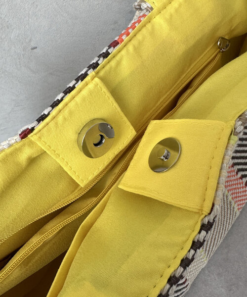 Chez toi(シェトワ)の「MIX/ストライプ柄トート(トートバッグ・レディース・ブラック/ベージュ/オレンジ/ブラウン・FREE)」の7枚目の写真