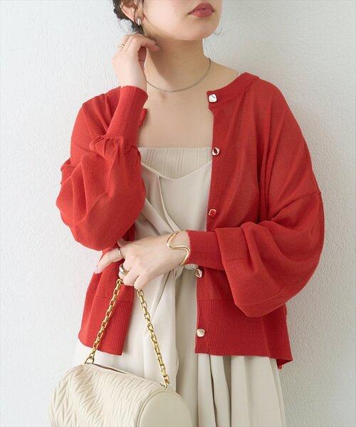 natural couture(ナチュラルクチュール)の「接触冷感金釦シアーカーデ(カーディガン/ボレロ・レディース・イエロー/レッド/ブラック/サックスブルー/グレイッシュベージュ/アイボリー・FREE)」の6枚目の写真