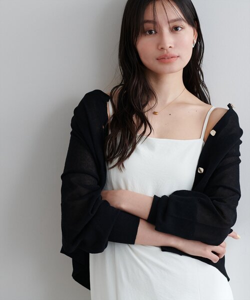 natural couture(ナチュラルクチュール)の「接触冷感金釦シアーカーデ(カーディガン/ボレロ・レディース・イエロー/レッド/ブラック/サックスブルー/グレイッシュベージュ/アイボリー・FREE)」の4枚目の写真