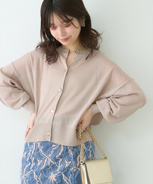 natural couture(ナチュラルクチュール)の「接触冷感金釦シアーカーデ(カーディガン/ボレロ・レディース・イエロー/レッド/ブラック/サックスブルー/グレイッシュベージュ/アイボリー・FREE)」の8枚目の写真